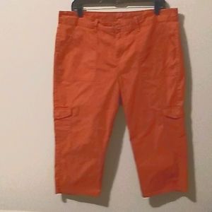 Gloria Vanderbilt cargo capri, size 16 Petite